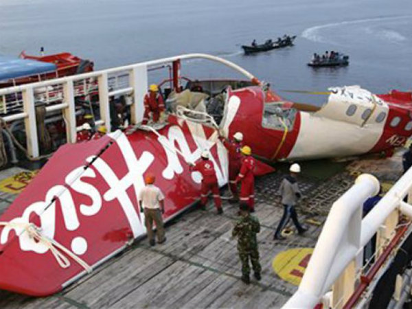 Divers retrieve 1 black box from crashed AirAsia jet Divers retrieve 1 black box from crashed AirAsia jet