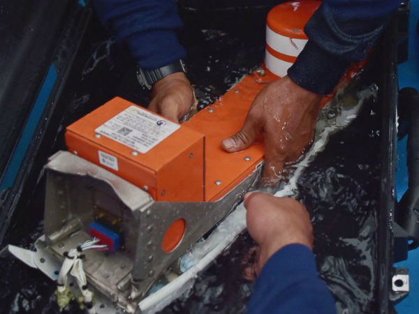 AirAsia QZ8501: Divers recover 'black box' flight recorder AirAsia QZ8501: Divers recover 'black box' flight recorder