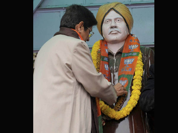 Kiran Bedi puts BJP scarf around Lala Lajpat Rai's statue, triggers controversy Kiran Bedi puts BJP scarf around Lala Lajpat Rai's statue, triggers controversy