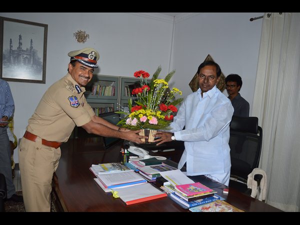 సివి ఆనంద్కు కెసిఆర్ అభినందనలు