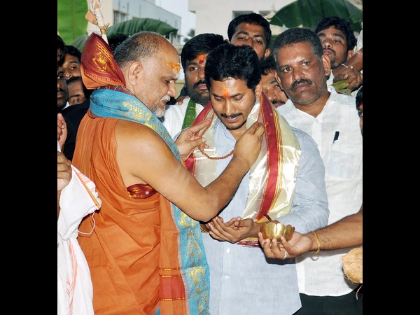 జగన్కు సాదర ఆహ్వానం