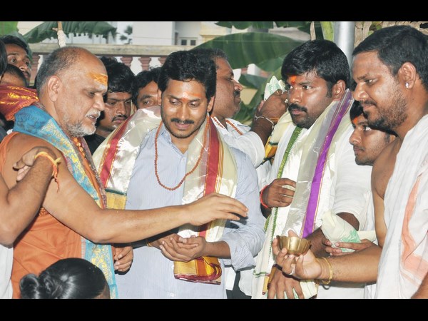 జగన్తో స్వరూపానంద సరస్వతి