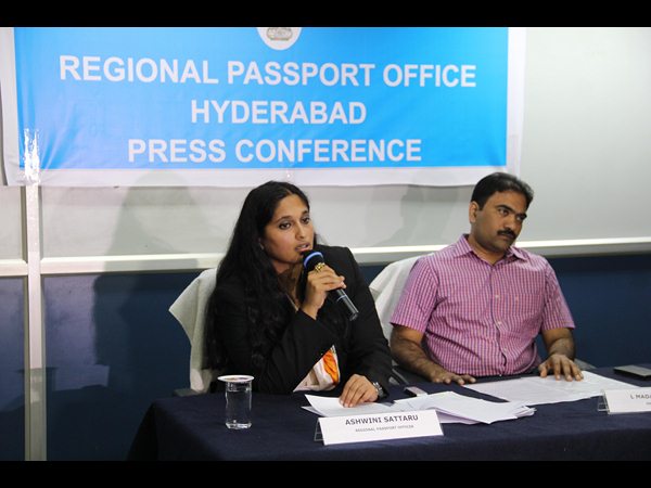 'చేతిరాత పాస్ పోర్టులు చెల్లవు'