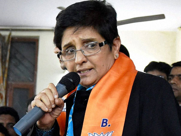 Kiran Bedi lodges police complaint against Kumar Vishwas’s 'sexist' remarks Kiran Bedi lodges police complaint against Kumar Vishwas’s 'sexist' remarks