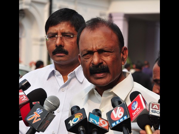 Raghuveera Reddy demands Chandrababu to stay in Delhi Raghuveera Reddy demands Chandrababu to stay in Delhi