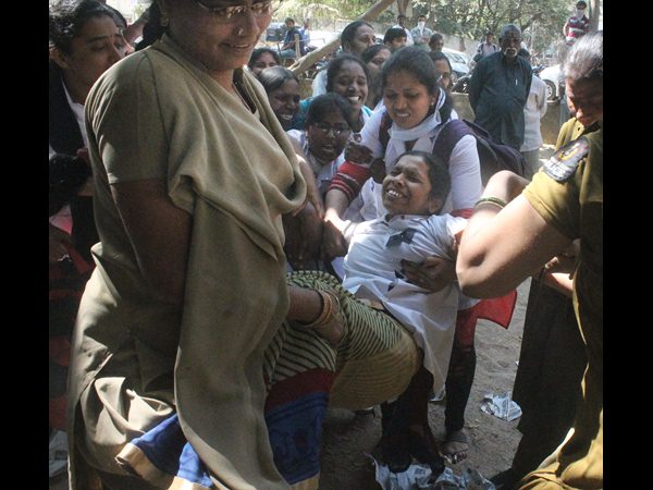 నర్సింగ్ ఇంటర్నిస్ నిరసన.. అరెస్టు