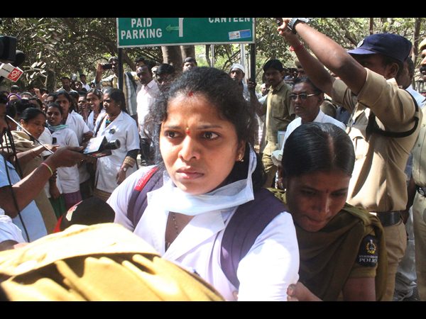 నర్సింగ్ ఇంటర్నిస్ నిరసన.. అరెస్టు