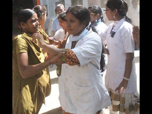 నర్సింగ్ ఇంటర్నిస్ నిరసన.. అరెస్టు