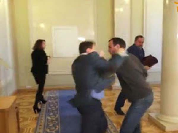 Ukraine MPs in fierce fist fight outside parliament Ukraine MPs in fierce fist fight outside parliament