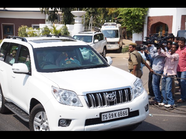 రాజభవన్కు క్యూ