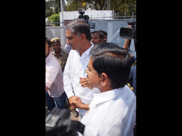 చేతులు కలుపుకున్నారు..