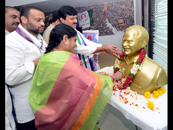 వైయస్ విజయమ్మ ఇలా..