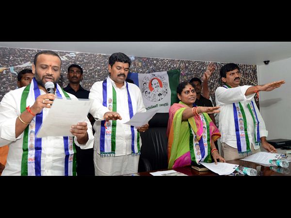 తెలంగాణ ప్రభుత్వంపై విమర్శలు