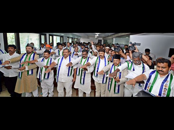 వైఎస్ పాలన భేష్