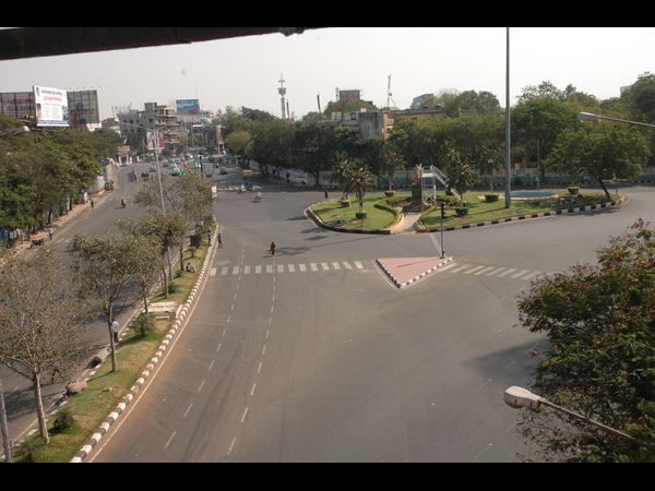 ఖాళీ రోడ్లు