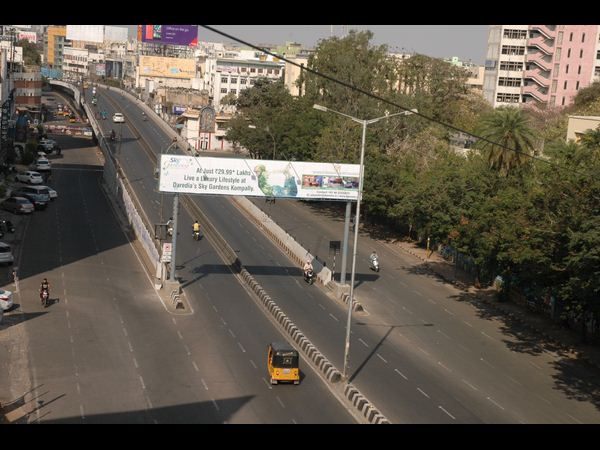 ఖాళీ రోడ్లు