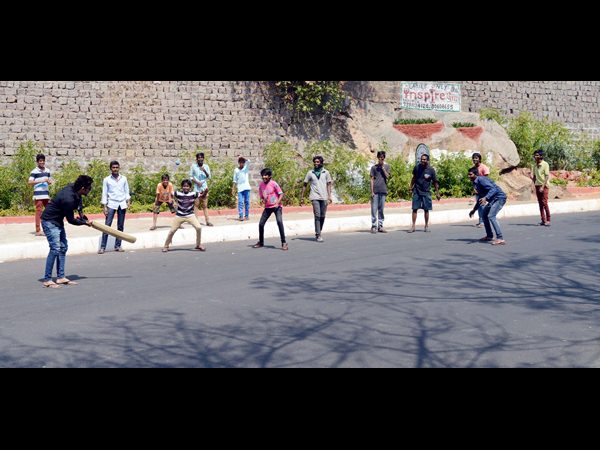 ఖాళీగా రోడ్లు