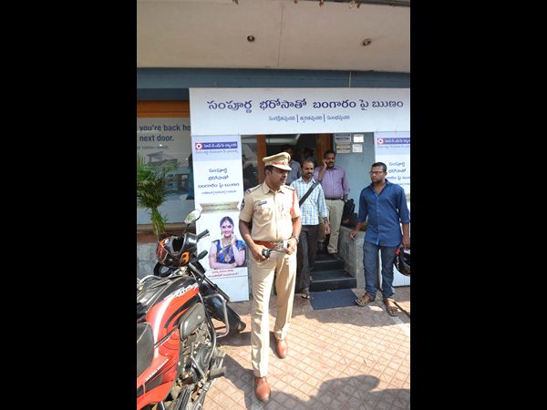 పట్టపగలే బ్యాంకు ఎదుట రూ. 6లక్షలు చోరీ
