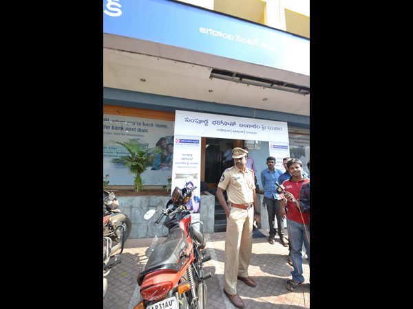 పట్టపగలే బ్యాంకు ఎదుట రూ. 6లక్షలు చోరీ