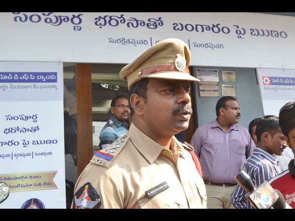 పట్టపగలే బ్యాంకు ఎదుట రూ. 6లక్షలు చోరీ