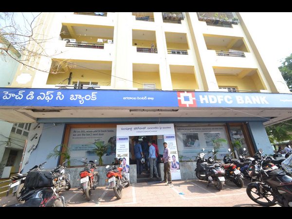 పట్టపగలే బ్యాంకు ఎదుట రూ. 6లక్షలు చోరీ