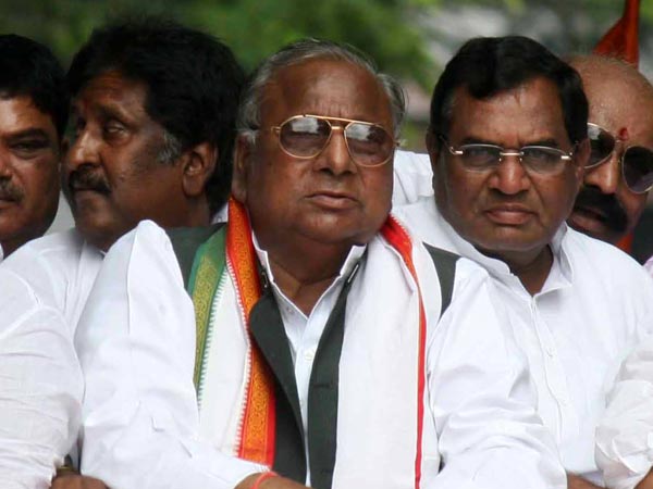 VH fast opposing Narendra Modi's land acquistion policy VH fast opposing Narendra Modi's land acquistion policy