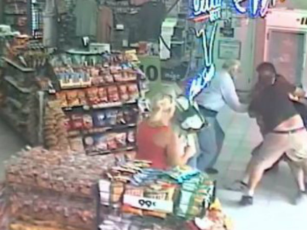 Women fight with robbers in mexican shopping mall Women fight with robbers in mexican shopping mall