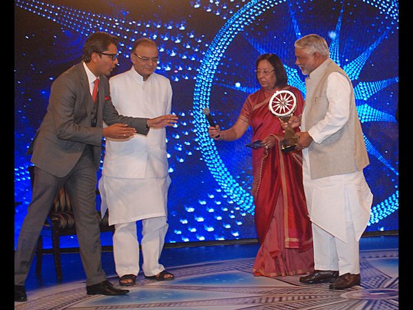 అవార్డు అందుకుంటున్న కెకె