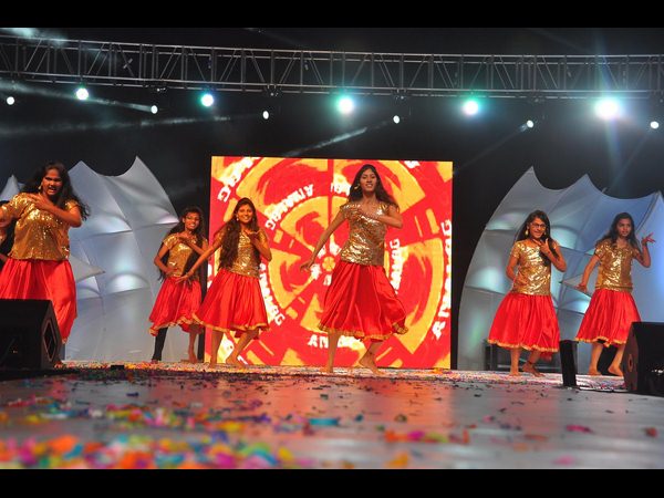 అతిథిగా మంత్రి, ఊర్రూతలూగించిన విద్యార్ధినిలు