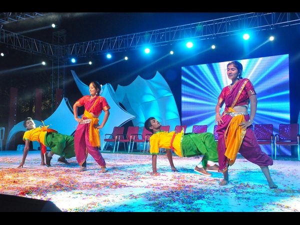 అతిథిగా మంత్రి, ఊర్రూతలూగించిన విద్యార్ధినిలు