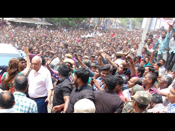 భారీగా చేరుకున్న అభిమానులు