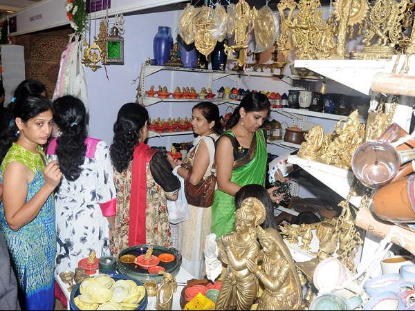 హై-లైఫ్ ఎగ్జిబిషన్: నటి సంజన ఫోజు