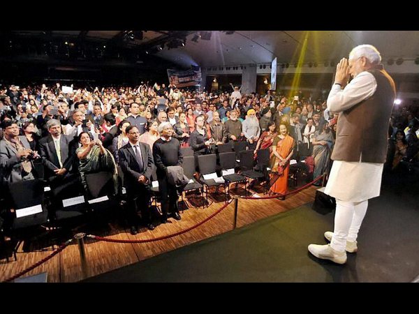 ముగిసిన మోడీ ఫ్రాన్స్ పర్యటన, అధ్యక్షుడికి అరుదైన కానుక