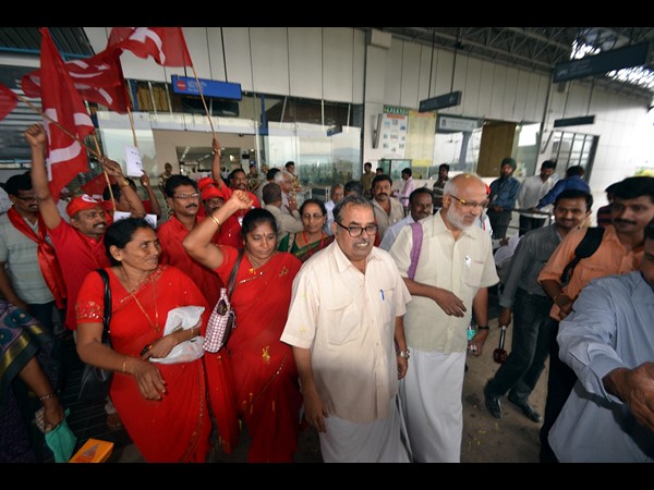 సీపీఎం జాతీయ మహాసభలకు తరలివస్తున్న నేతలు
