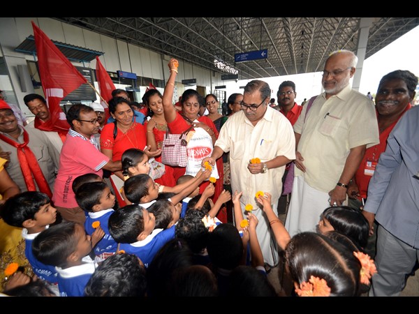 సీపీఎం జాతీయ మహాసభలకు తరలివస్తున్న నేతలు