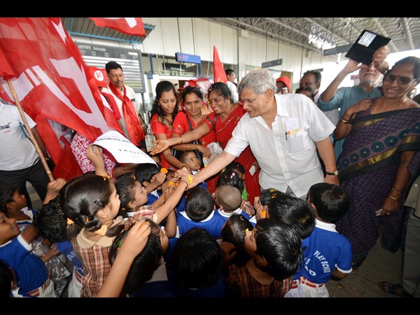 సీపీఎం జాతీయ మహాసభలకు తరలివస్తున్న నేతలు