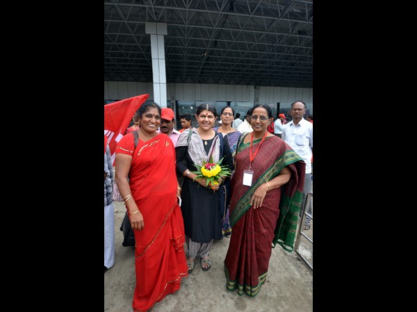 సీపీఎం జాతీయ మహాసభలకు తరలివస్తున్న నేతలు