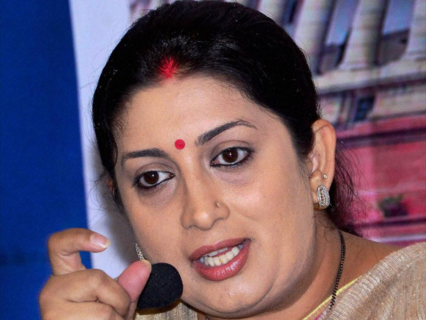 దుస్తులు మార్చుకునే గదిలో కెమెరా: సాక్షిగా స్మృతి ఇరానీ!
