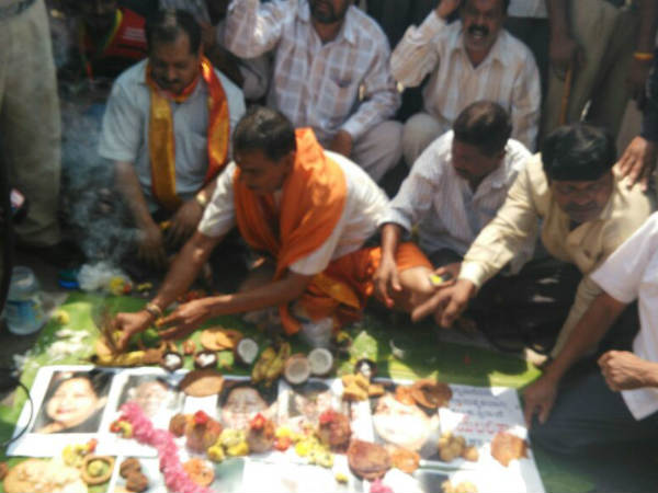 Various Kannada organizations under the banner of 'Kannada Okkuta' Various Kannada organizations under the banner of 'Kannada Okkuta'
