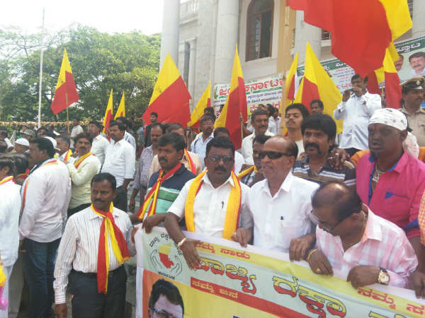 Various Kannada organizations under the banner of 'Kannada Okkuta' Various Kannada organizations under the banner of 'Kannada Okkuta'