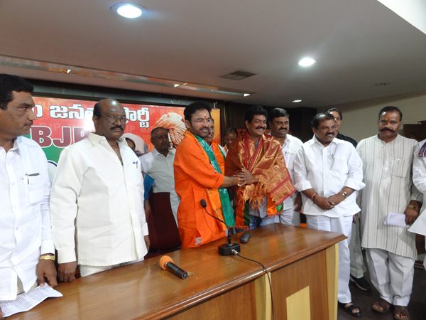 శివాజీ రాజాకు బీజేపీ సన్మానం