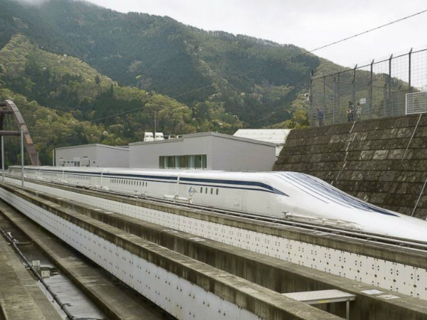 World’s fastest train breaks its own record World’s fastest train breaks its own record