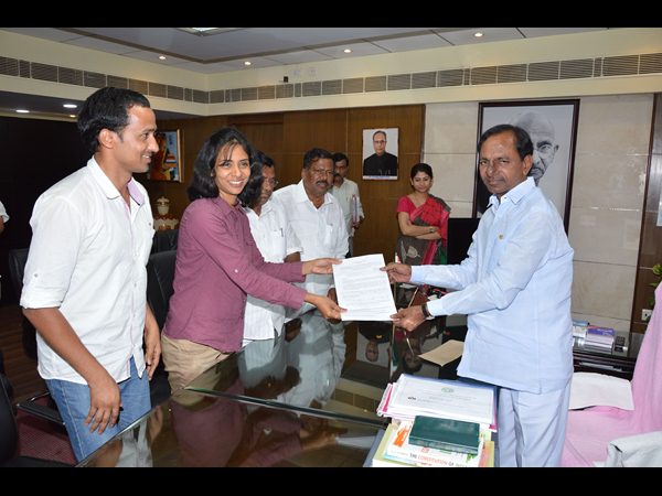 కేసీఆర్తో వాల్మార్ట్, ట్రైనీ పైలెట్కు 25 లక్షలు