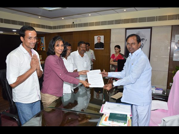 కేసీఆర్తో వాల్మార్ట్, ట్రైనీ పైలెట్కు 25 లక్షలు