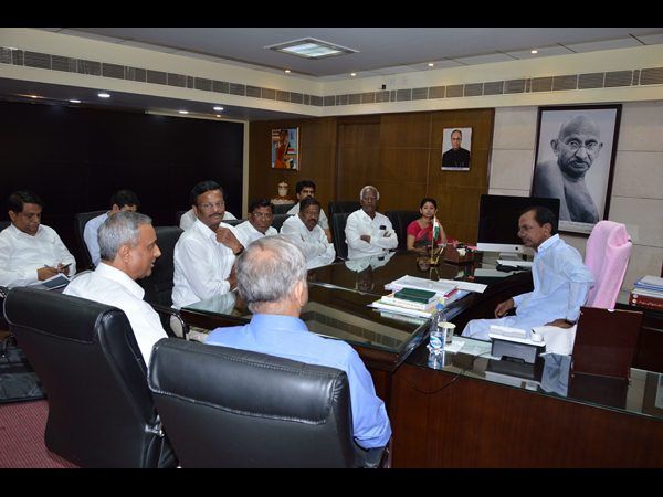కేసీఆర్తో వాల్మార్ట్, ట్రైనీ పైలెట్కు 25 లక్షలు