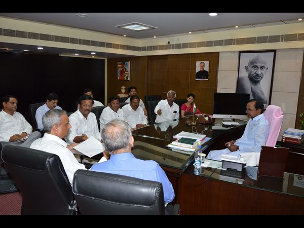 కేసీఆర్తో వాల్మార్ట్, ట్రైనీ పైలెట్కు 25 లక్షలు