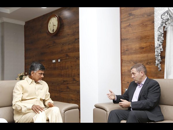 బాబుతో వాల్మార్ట్ అధ్యక్షుడు డేవిడ్ భేటీ