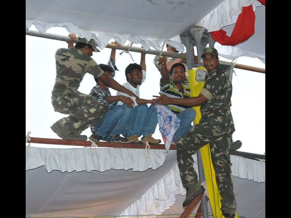 సభలో గందరగోళం