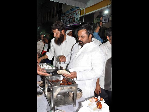 చికెన్ అండ్ ఎగ్ మేళా: టీఆర్ఎస్ మంత్రులు