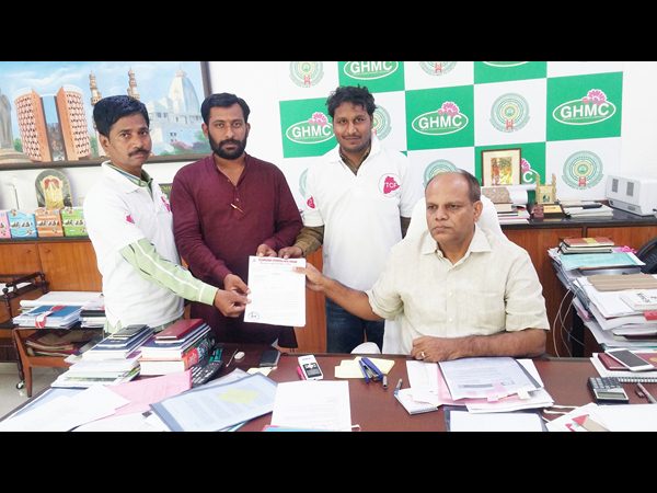 పబ్లిక్ టాయిలెట్స్ కోసం సైకిల్ యాత్ర
